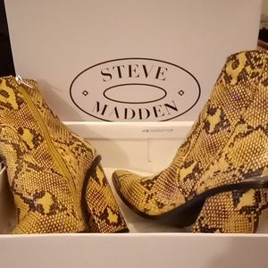 Steve Madden sz6 golden yellow snake print bootie